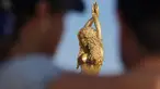 Wisatawan berfoto dengan patung Shakira di Malecon di Barranquilla, Kolombia, pada 26 Desember 2023. (STR / AFP)
