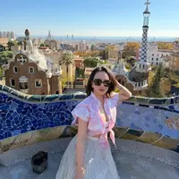 Berpose di antara struktur batu artistik khas Barcelona, Shandy tampil effortless namun tetap memancarkan aura high fashion yang kuat. [@shandyaulia].