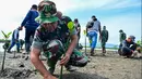 Tentara dan nelayan menanam benih mangrove sebagai bagian dari program lingkungan hidup yang dipimpin militer di pantai pesisir Banda Aceh, Aceh, Indonesia, Rabu (18/10/2023). (CHAIDEER MAHYUDDIN/AFP)