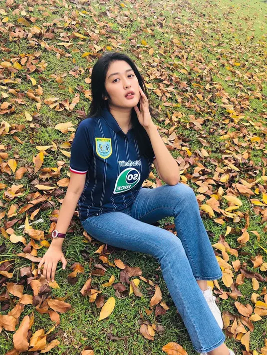Seperti diketahui, Rania merupakan mahasiswa di Universitas Indonesia. Ia juga mendukung tim Persela Lamongan, hal itu terlihat dari jersey yang ia kenakan.(Liputan6.com/IG/@chaaarania)
