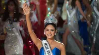 Ekspresi Miss Filipina, Pia Alonzo Wurtzbach usai dinobatkan sebagai pemenang Miss Universe 2015 di The AXIS Las Vegas, AS, Minggu (20/12). Sebelumnya, pembawa acara sempat salah mengumumkan nama Miss Columbia sebagai pemenang. (AFP Photo/VALERIE MACON)