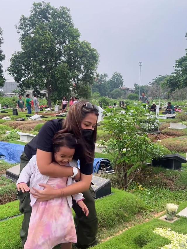 Jelang Tahun Baru, Ini 7 Momen Mutia Ayu dan Gewa Ziarah ke Makam Glenn Fredly