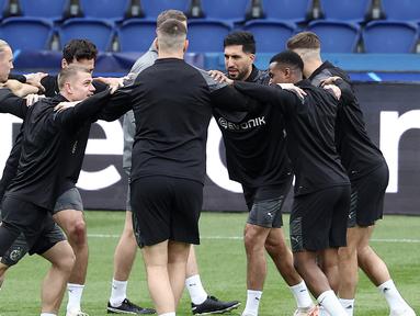 Pemain Borussia Dortmund saat sesi Latihan jelang laga leg dua semi final Liga Champions melawan Paris Saint-Germain (PSG) di Parc des Princes, Paris, Senin (7/5/2024). (AFP/Frank Fife)