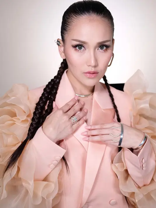 Kostum yang satu ini tak kalah fantastis membalut tubuh Ayu Ting Ting, dengan makeup dan gaya rambut berkepang yang menyempurnakan keseluruhan penampilannya. Foto: Instagram.