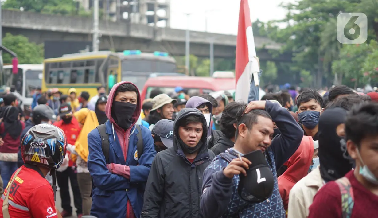 Massa aksi yang terdiri dari mahasiswa, buruh serta pelajar berkumpul di sekitar Tugu Proklamasi, Jakarta, Kamis (8/10/2020). Massa aksi bersiap menggelar unjuk rasa di Istana Negara untuk mengajukan protes atas disahkannya RUU Omnibus Law Cipta Kerja (Ciptaker). (Liputan6.com/Immanuel Antonius)