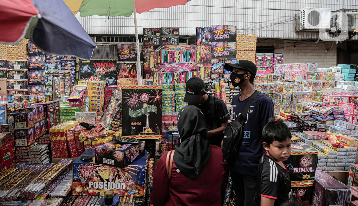 Aktivitas penjualan kembang api di Pasar Asemka, Jakarta, Selasa (28/12/2021). Menjelang perayaan Tahun Baru, para pedagang musiman menjual petasan dan kembang api di bahu jalan serta kolong jembatan kawasan Pasar Pagi Asemka. (Liputan6.com/Faizal Fanani)