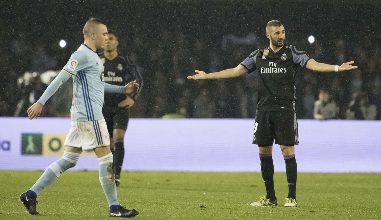 Pemain Real Madrid, Karim Benzema (kanan) memprotes wasit saat timnya melawan Celta Vigo pada leg kedua perempat final Copa Del Rey 2017 di Balaidos stadium, Vigo, Spain, Rabu (25/1/2017). Madrid bermain imbang 2-2. (AP/Lalo R. Villar)