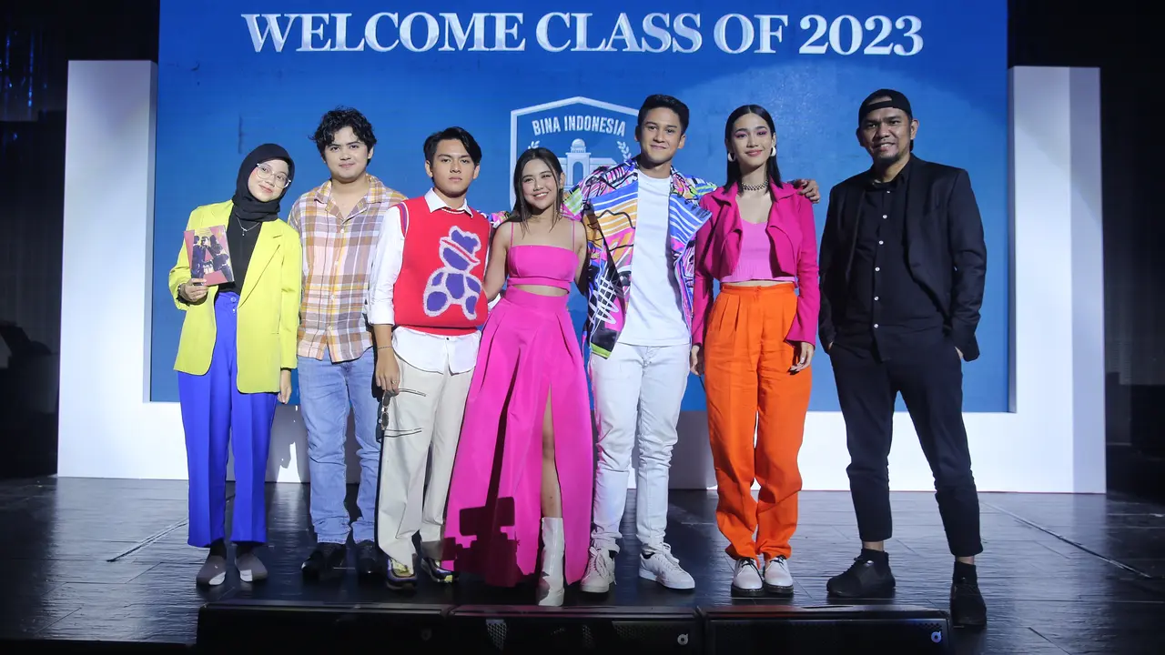 (Ki-Ka) Penulis Ananda Putri, Aliando Syarief, Rey Bong, Ziva Magnolya, Antonio Blanco Jr,  Nurra Datau, dan Fajar Bustomi di Press Event: A+ Trailer Watch Party, Jumat (19/5/2023) (Foto: Adrian Putra/Fimela)