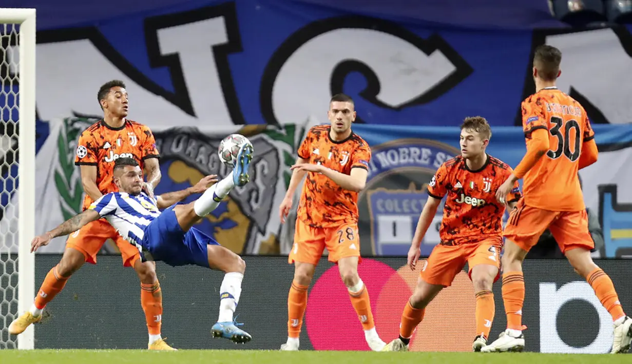 Pemain FC Porto Jesus Corona (kedua kiri) melakukan tembakan ke gawang Juventus pada leg pertama babak 16 besar Liga Champions di Stadion Dragao, Porto, Portugal, Rabu (17/2/2021). FC Porto menang 2-1. (AP Photo/Luis Vieira)