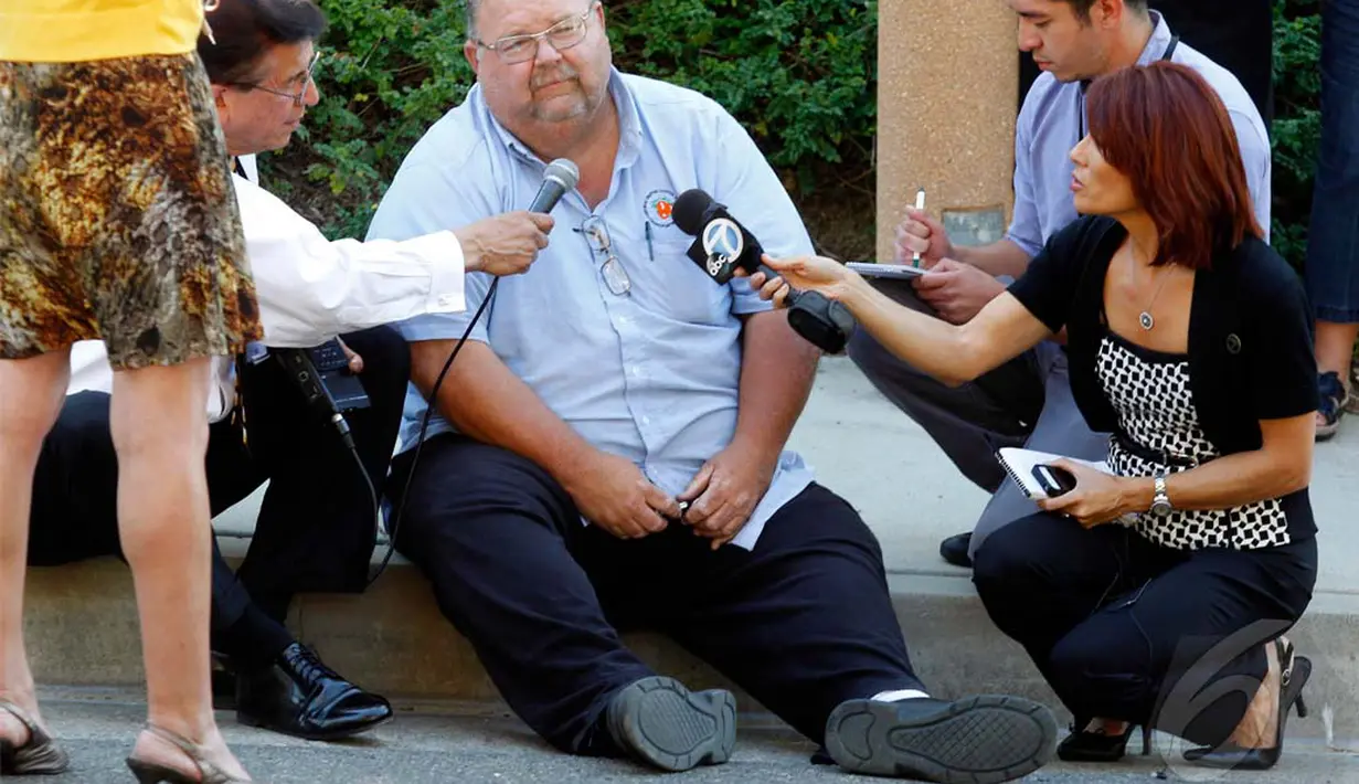  Ayah dari sopir bus sekolah duduk lemas ketika mengetahui bus yang dikendarai anaknya mengalami kecelakaan, Anaheim, California, Kamis (24/04/2014)(REUTERS/Alex Gallardo).