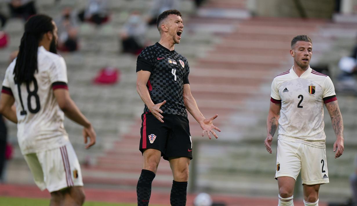 Ekspresi kecewa striker Kroasia, Ivan Perisic (tengah) usai gagal memanfaatkan peluang saat melawan Belgia dalam laga uji coba menjelang berlangsungnya Euro 2020 di King Baudouin Stadium, Brussels, Minggu (6/6/2021). Kroasia kalah 0-1 dari Belgia. (AP/Francisco Seco)