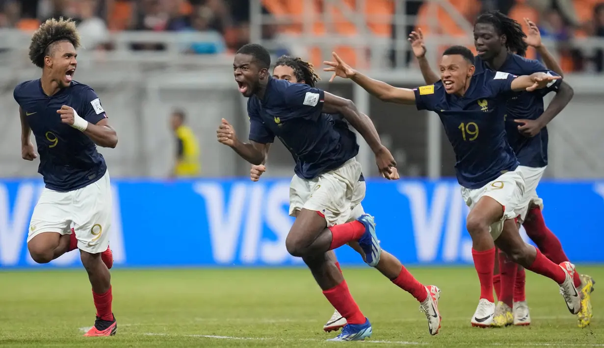 Para pemain timnas Prancis U-17 merayakan kemenangan setelah mengalahkan Senegal dalam adu penalti pada 16 besar Piala Dunia FIFA U-17 di Jakarta International Stadium, Rabu 22 November 2023. (AP Photo/Dita Alangkara)