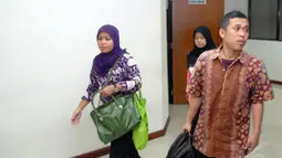Hendra Saputra saat memasuki ruang persidangan di Pengadilan Tindak Pidana Korupsi  (Tipikor) , Jakarta (23/7/14) (Liputan6.com/Miftahul Hayat)