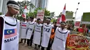 Sejumlah aktivis berpegangan tangan dalam aksinya di depan Kedutaan Besar Malaysia, Jakarta (20/2/2015). ). Aktivis Semarang menggelar aksi memprotes makanan khas Kota Semarang Lumpia yang diklaim sebagai produk Malaysia. (Liputan6.com/Faizal Fanani)