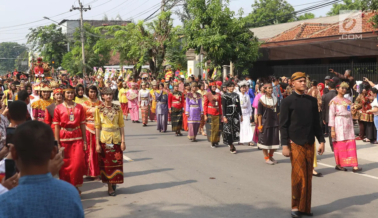 Pasukan berpakaian adat nusantara mengiringi kereta kencana putri Presiden Jokowi, Kahiyang Ayu menuju Graha Saba Buana, Solo, Rabu (8/11). Pernikahan Kahiyang dengan Bobby Nasution diiringi prosesi kirab kereta kencana. (Liputan6.com/Angga Yuniar)