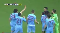 Pemain Ini Nekat Acungkan Kartu Merah ke Wasit