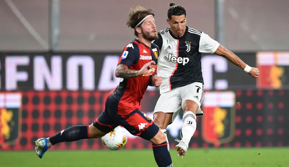 Penyerang Juventus, Cristiano Ronaldo, berebut bola dengan pemain Genoa pada laga lanjutan Serie A di Stadion Luigi Ferraris, Rabu (1/7/2020) dini hari WIB. Juventus menang 3-1 atas Genoa. (AFP/Miguel Medina)