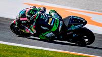 Pebalap Yamaha Tech 3, Johann Zarco, menjajal motor YZR-M1 2017 untuk pertama kali pada hari pembuka tes MotoGP di Valencia, Spanyol, Selasa (14/11/2017). (GPOne)