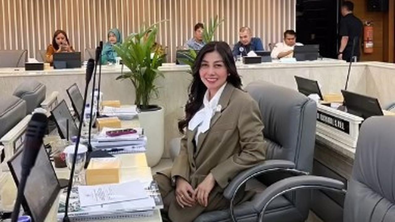 Jadi Anggota DPRD Jabar, 7 Potret OOTD Nisya Ahmad yang Kini Hobi Pakai Baju Formal