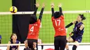 Pemain Timnas voli putri Vietnam, Pham Thi Nguyet Anh melepaskan spike yang berusaha diblok dua pemian Indonesia, Wilda Siti Nurfadhilah (kanan) dan Arneta Putri Amelian pada laga pertama putaran kedua SEA V League 2023 di Chiang Mai, Thailand, Jumat (11/8/2023). Vietnam menang 3-0 (25-19, 25-22, 25-10) atas Indonesia. (Dok. avcvolley)