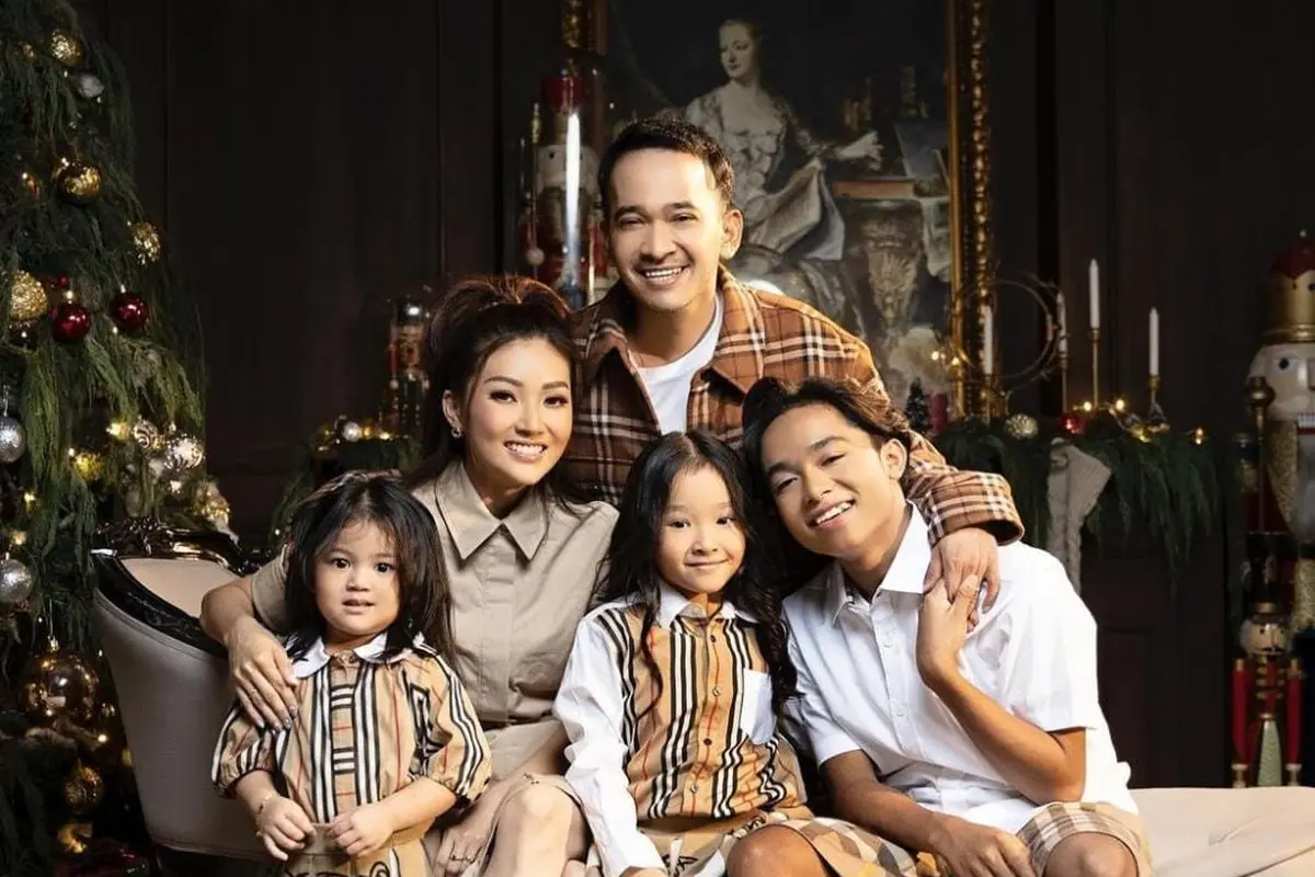 Potret Ruben Onsu dan Keluarga Jalani Pemotretan, Netizen Salfok dengan Thalia yang Disebut Bak Boneka