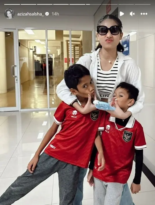 Semangatnya on fire, tampaknya karena dukungan orang-orang tercinta yang hadir. [instagram.com/azizahsalsha_]