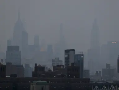 Kabut tebal menyelimuti Manhattan di New York, Selasa (20/7/2021). Kebakaran hutan di Amerika wiilayah barat, termasuk satu kebakaran di negara bagian Oregon yang saat ini merupakan yang terbesar di AS, menyebabkan langit berkabut hingga New York.  (AP Photo/Julie Jacobson)