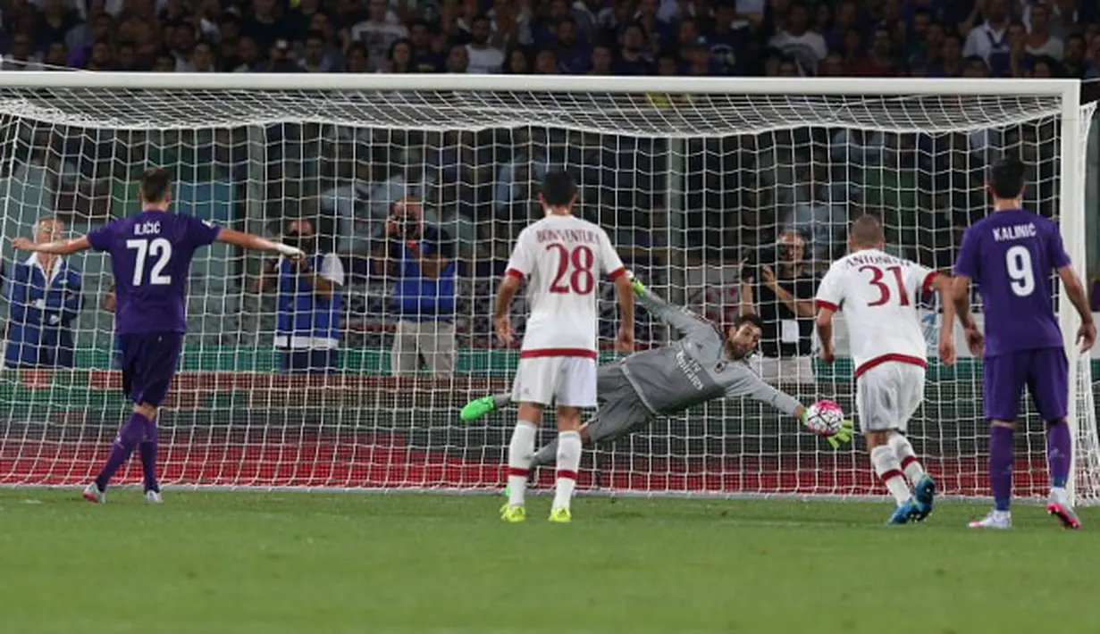 Gelandang Fiorentina, Josip Ilicic (kiri) saat mencetak gol ke gawang kiper AC Milan pada pertandingan pekan pertama Liga Italia di stadion Florence, Italia, (23/8/2015). Fiorentina menang dengan skor 2 – 0. (AFP PHOTO/Massimo Benvenuti)