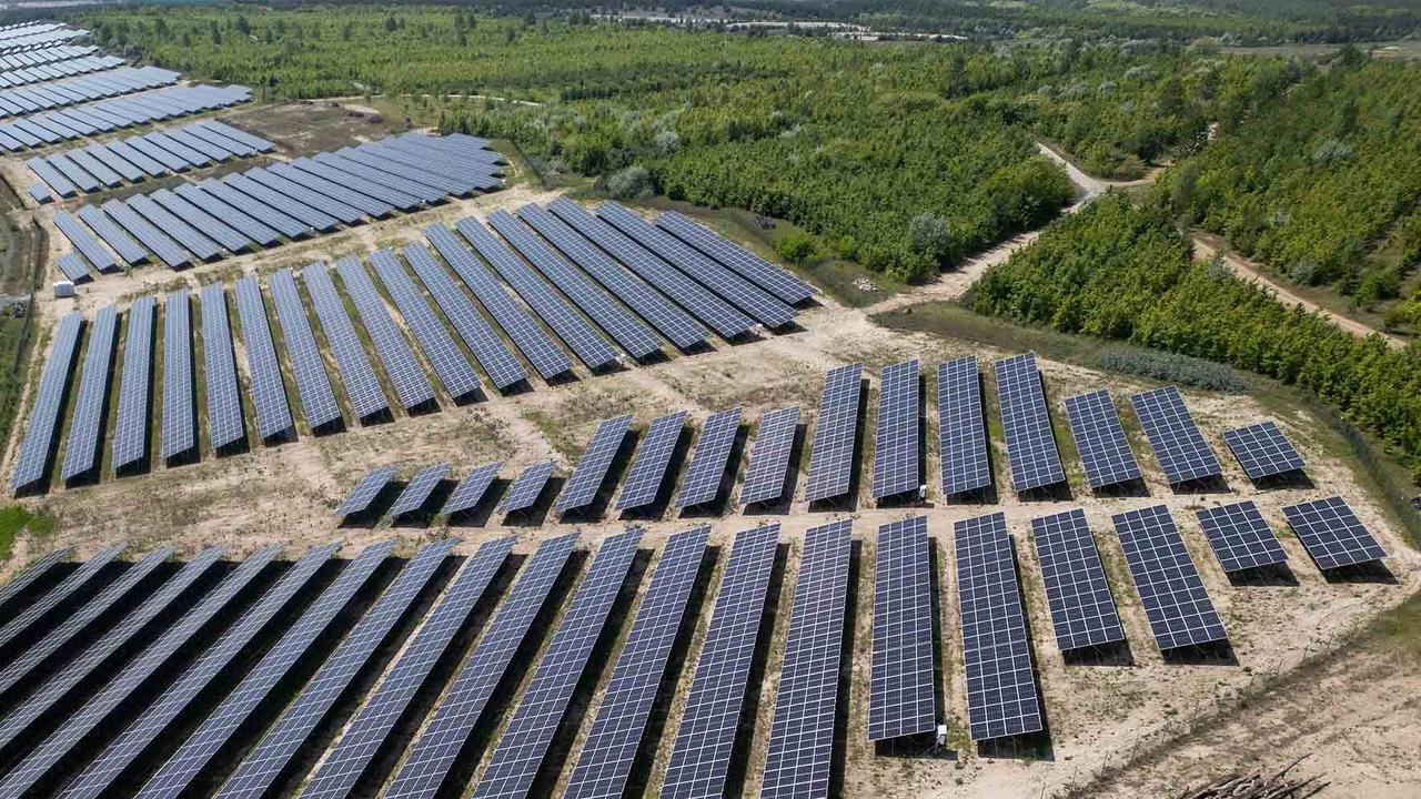 FOTO:  Intip Areal Bekas Tambang Batubara Diubah Menjadi Kawasan Sumber Energi Terbarukan Yang Hijau