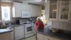 Berawal dari foto iseng untuk mengiklankan rumah yang akan dijual, seorang  nenek menjadi viral di media sosial. Nenek Yolie yang ingin segera menjual rumahnya di Davenport, Florida meminta putrinya Sandra untuk memotret dirinya.