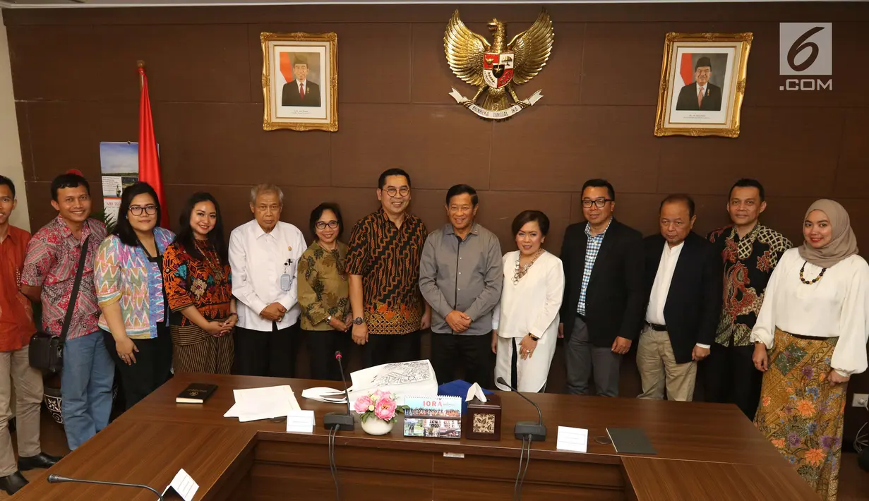 Anggota Wantimpres Agum Gumelar (tengah) foto bersama saat menerima kunjungan petinggi EMTEK Group di Jakarta, Jumat (18/5). Pertemuan ini merupakan silaturahmi sekaligus pengenalan program-program yang ada di SCM. (Liputan6.com/Angga Yuniar)