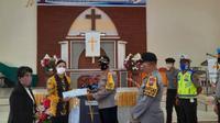 Di daerah perbatasan RI-Filipina ini, Kapolres membagikan masker secara gratis dan menyampaikan imbauan kepada jemaat.