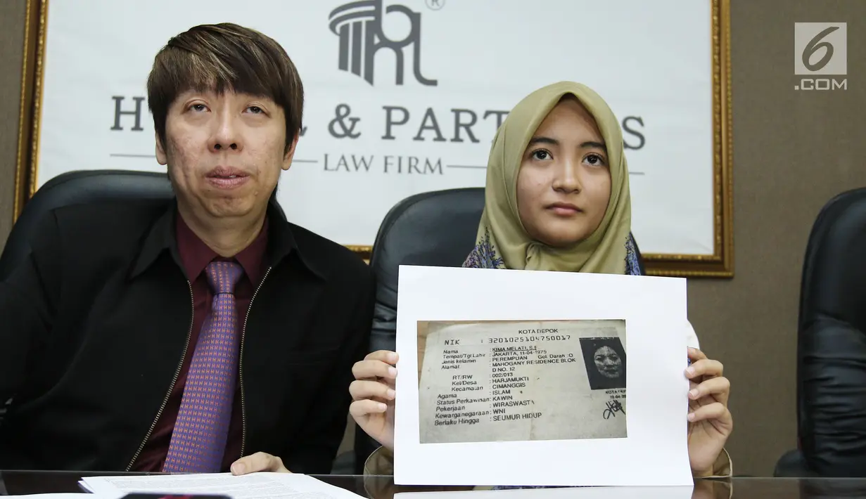 Komika Arafah Rianti memperlihatkan fotokopi KTP orang yang diduga telah menipunya, Jakarta, Kamis (6/7). Arafah mengaku membeli mobil pada Kima Melati tetapi belum diberikan BPKBnya meski telah selesai dilunasi. (Liputan6.com/Helmi Afandi)
