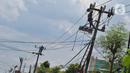 Petugas melakukan perawatan kabel listrik di kawasan Kosambi, Tangerang, Senin (9/1/2023). Pemerintah tidak menaikkan tarif listrik periode Januari hingga Maret 2023 untuk 13 golongan pelanggan non subsidi. (Liputan6.com/Angga Yuniar)