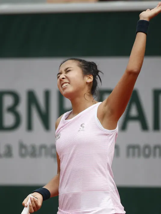 Ekspresi kecewa petenis Kazakhstan, Zarina Diyas usai gagal mencetak angka saat melawan petenis Jepang, Naomi Osaka pada ajang Prancis Terbuka 2018 di Roland Garros stadium, Paris, (30/5/2018). (AP/Christophe Ena)