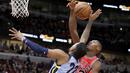 Duel pemain Chicago Bulls, Kris Dunn (kanan) dan pemain Memphis Grizzlies, Xavier Rathan-Mayes pada lanjutan NBA basketball game di United Center, Chicago, (7/3/2018). Chicago Bulls menang 119-110. (AP/Charles Rex Arbogast)