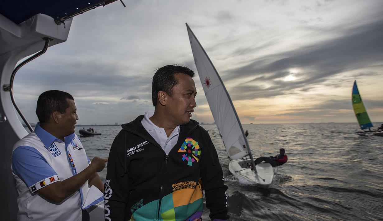 Menpora Imam Nahrawi didampingi Ketum Porlasi, Darwanto, saat memantau pelatnas layar di Laut Jakarta, Kamis (24/5/2018). Cabang layar menargetkan dua medali emas pada Asian Games 2018 mendatang. (Bola.com/Vitalis Yogi Trisna)