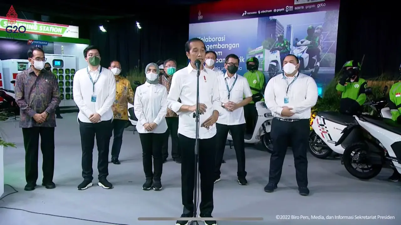 Presiden Jokowi dalam acara kosistem kendaraan listrik yang terintegrasi di Indonesia.