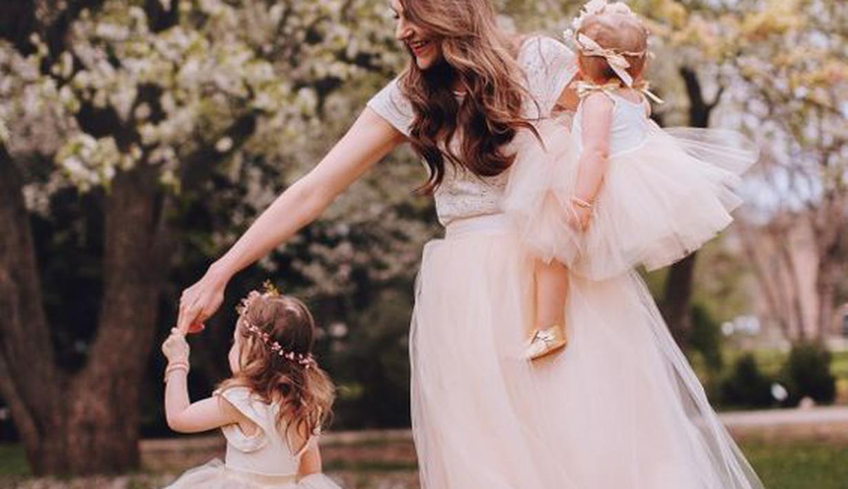Inspirasi Foto Keluarga Ibu dan Anak Perempuan Tanpa Studio Foto - Page 1 - Fashion Fimela.com