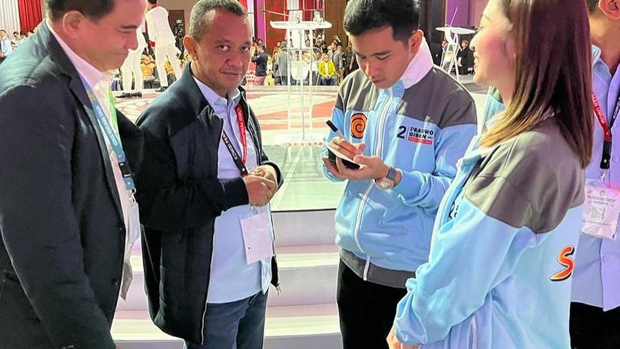 "Diskusi dengan Mas @gibran_rakabuming, Pak @prabowo, Pak @bahlillahadalia, dan juga Pak @rosanroeslani di sela sesi jeda Debat Cawapres malam ini," tulis Yusril dalam keterangan foto. <br>
