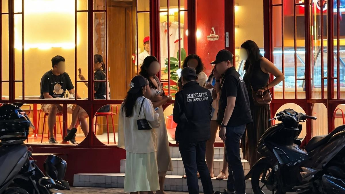 Ada Investor Bodong hingga Paspor Ganda, Imigrasi Ngurah Rai Deportasi 9 WNA