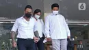 Musikus I Gede Ary Astina alias Jerinx didampingi istrinya, Nora Alexandra (tengah) meninggalkan Polda Metro Jaya, Jakarta, Sabtu (14/8/2021). Polisi memulangkan Jerinx yang sudah menjadi tersangka kasus pengancaman usai bermediasi dengan pengiat sosial Adam Deni. (Liputan6.com/Herman Zakharia)