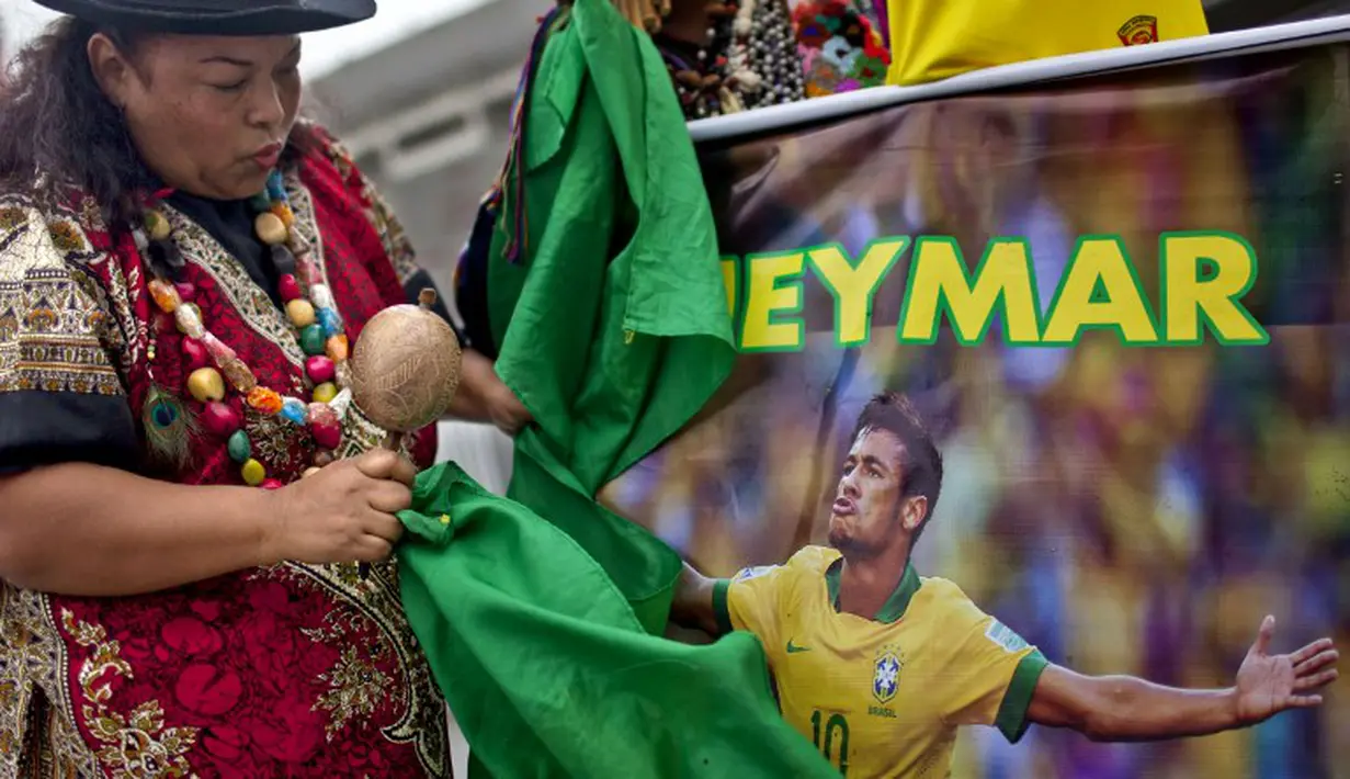 Sebuah poster Neymar dipajang dan diberi ritual khusus. Dengan ritual ini, mereka percaya, Neymar akan bersinar di Piala Dunia 2014, Peru, Selasa (10/06/2014) (AFP PHOTO/ERNESTO Benavides)