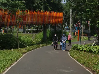 Warga menikmati suasana di Tebet Eco Park, Tebet, Jakarta Selatan, Senin (15/8/2022). Pemprov DKI Jakarta membuka kembali Tebet Eco Park setelah ditutup sementara sejak Juni 2022 untuk perbaikan dan perawatan fasilitas taman. (Liputan6.com/Herman Zakharia)