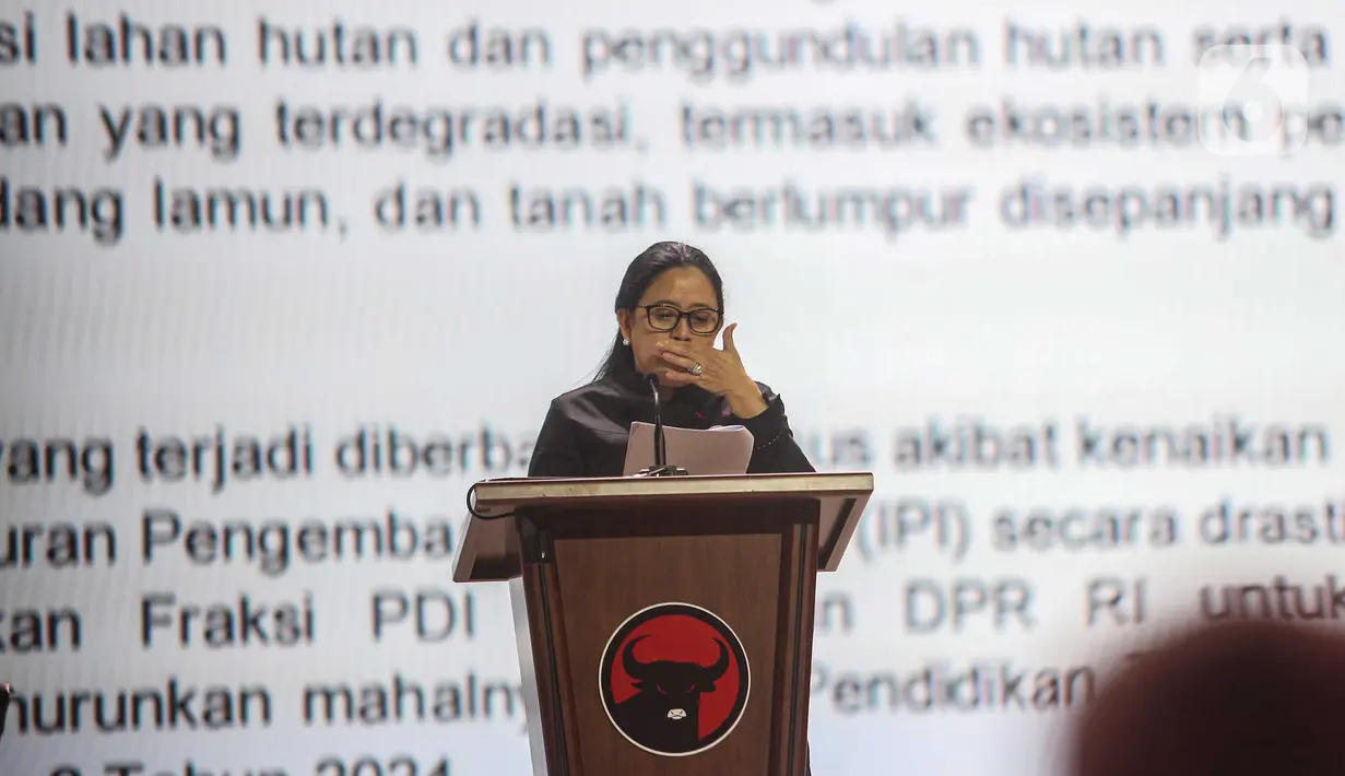 Puan kembali menangis ketika ia terharu PDIP kembali dipercaya sebagai partai pemenang pada Pileg 2024. (Liputan6.com/Angga Yuniar)