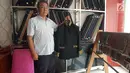 Pekerja menunjukkan pakaian yang akan dikenakan para Raja Adat saat ngunduh mantu Kahiyang-Bobby di Medan, Kamis (23/11). Sebanyak 41 busana adat lengkap telah dipersiapkan untuk acara ngunduh mantu Kahiyang-Bobby. (Liputan6.com/Aditya Eka)