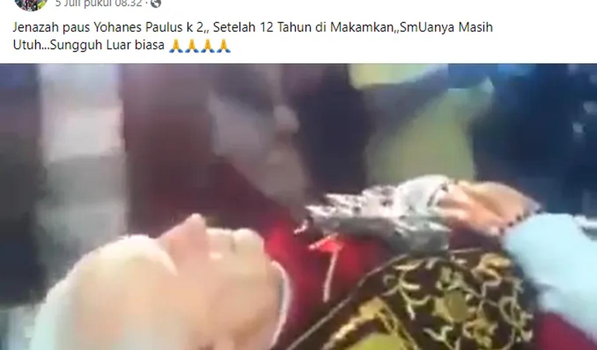 Dalam video tersebut, terlihat kotak kaca berisi sesosok tubuh dan kerumunan orang berdoa dan mengambil foto.