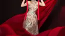 Kesan megah dari gaun ini terlihat dari motif yang dipilih. Valencia Vivi menyematkan motif burung merak yang cantik.
(instagram/valenciavivi)