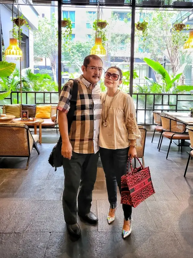 Mayangsari dan Bambang Trihatmodjo Pakai Kacamata