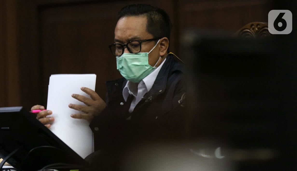 Terdakwa kasus dugaan suap penghapusan red notice atas nama Djoko S Tjandra, Brigjen (Pol) Prasetijo Utomo saat menjalani sidang lanjutan di Pengadilan Tipikor Jakarta, Senin (7/12/2020). Sidang menyimak keterangan saksi-saksi. (Liputan6.comHelmi Fithriansyah)
